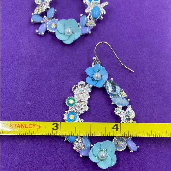💛 Whimsical Blue Floral & Butterfly Drop Earrings - Picture 3 of 6